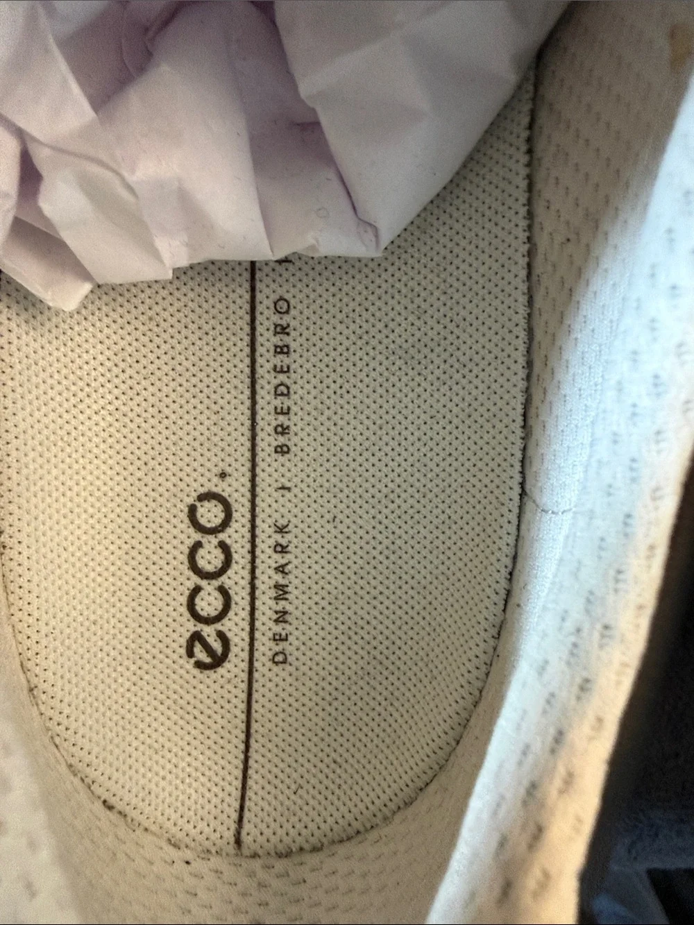 NWT ECCO WOMEN’S BLACK PADDED STREET LITE ROUND TOE LEATHER SNEAKER, 9/EU 40